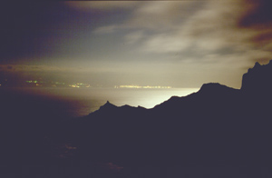 Foto von der Playa de la Caletea mit Teneriffa im Hintergrund im Mondschein.